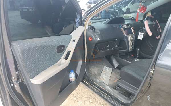 TOYOTA YARIS E