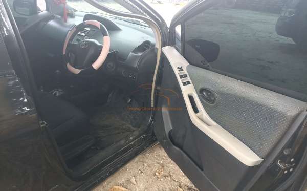 TOYOTA YARIS E