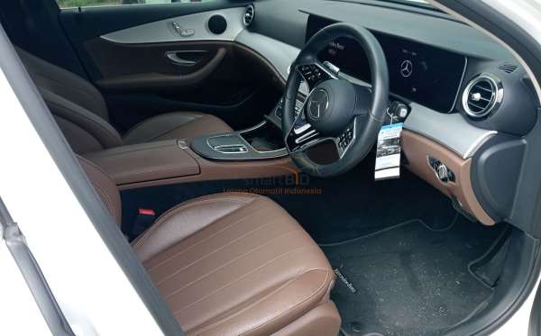 MERCEDES BENZ E 200