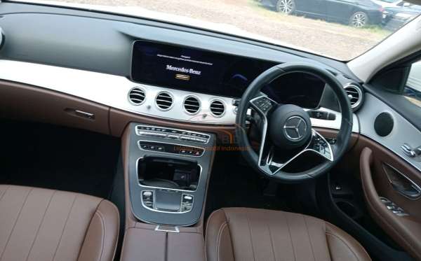 MERCEDES BENZ E 200