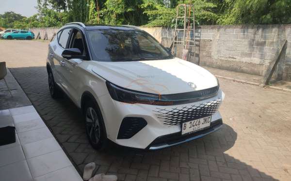 MG LUX (4X2) AT