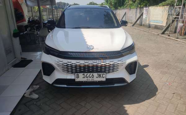 MG LUX (4X2) AT