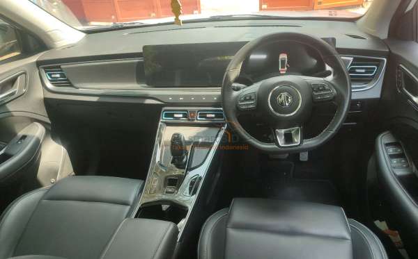 MG LUX (4X2) AT