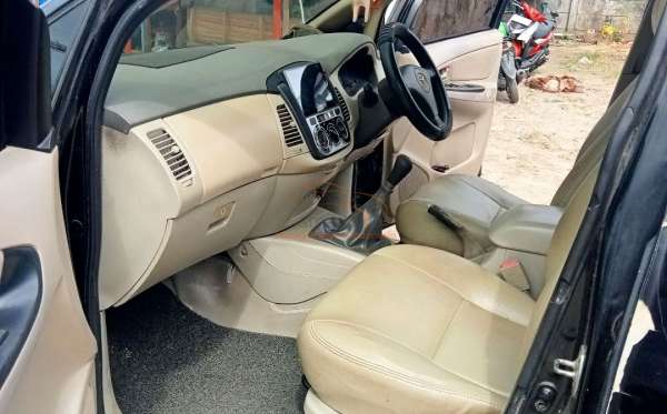 TOYOTA  KIJANG  INNOVA E STD
