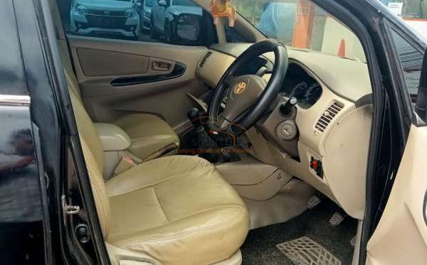 TOYOTA  KIJANG  INNOVA E STD