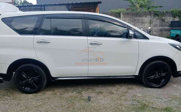 TOYOTA INNOVA VENTURER