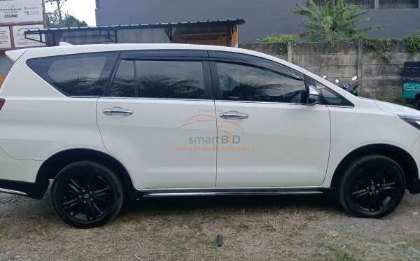 TOYOTA INNOVA VENTURER