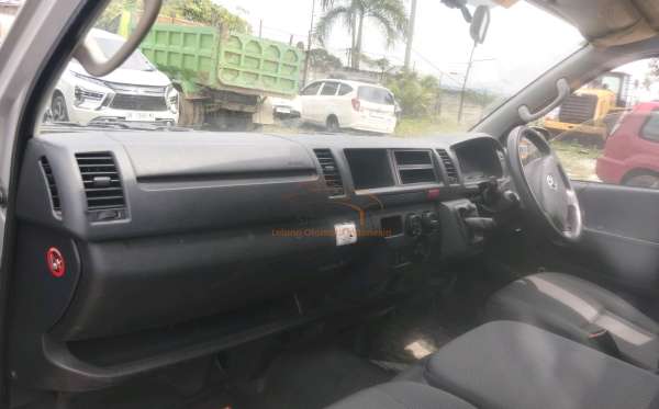 TOYOTA HI ACE