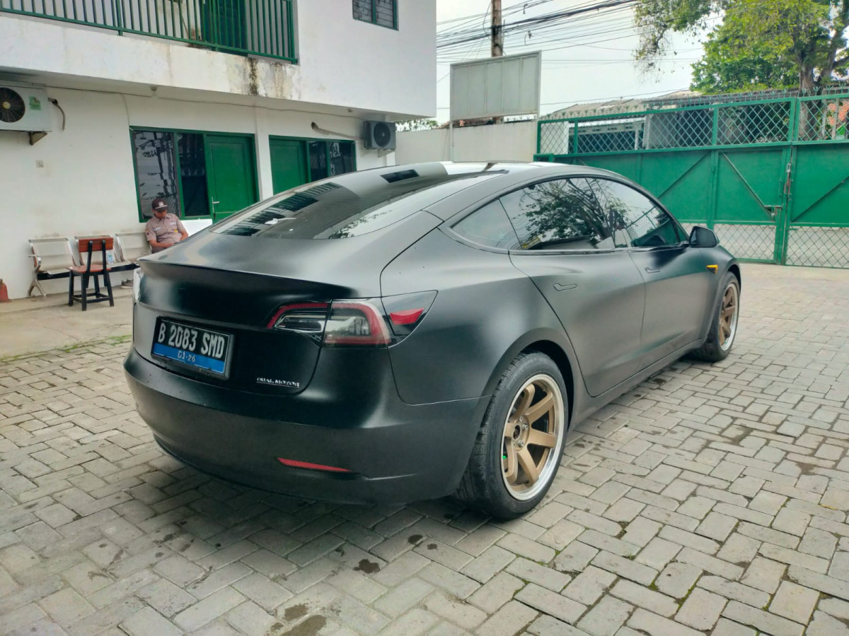 TESLA  TESLA 3