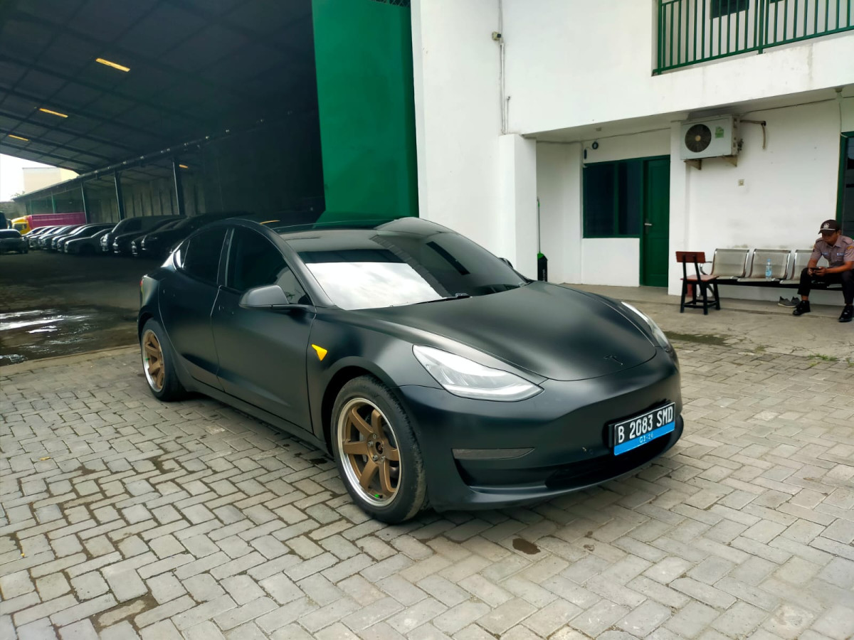 TESLA  TESLA 3