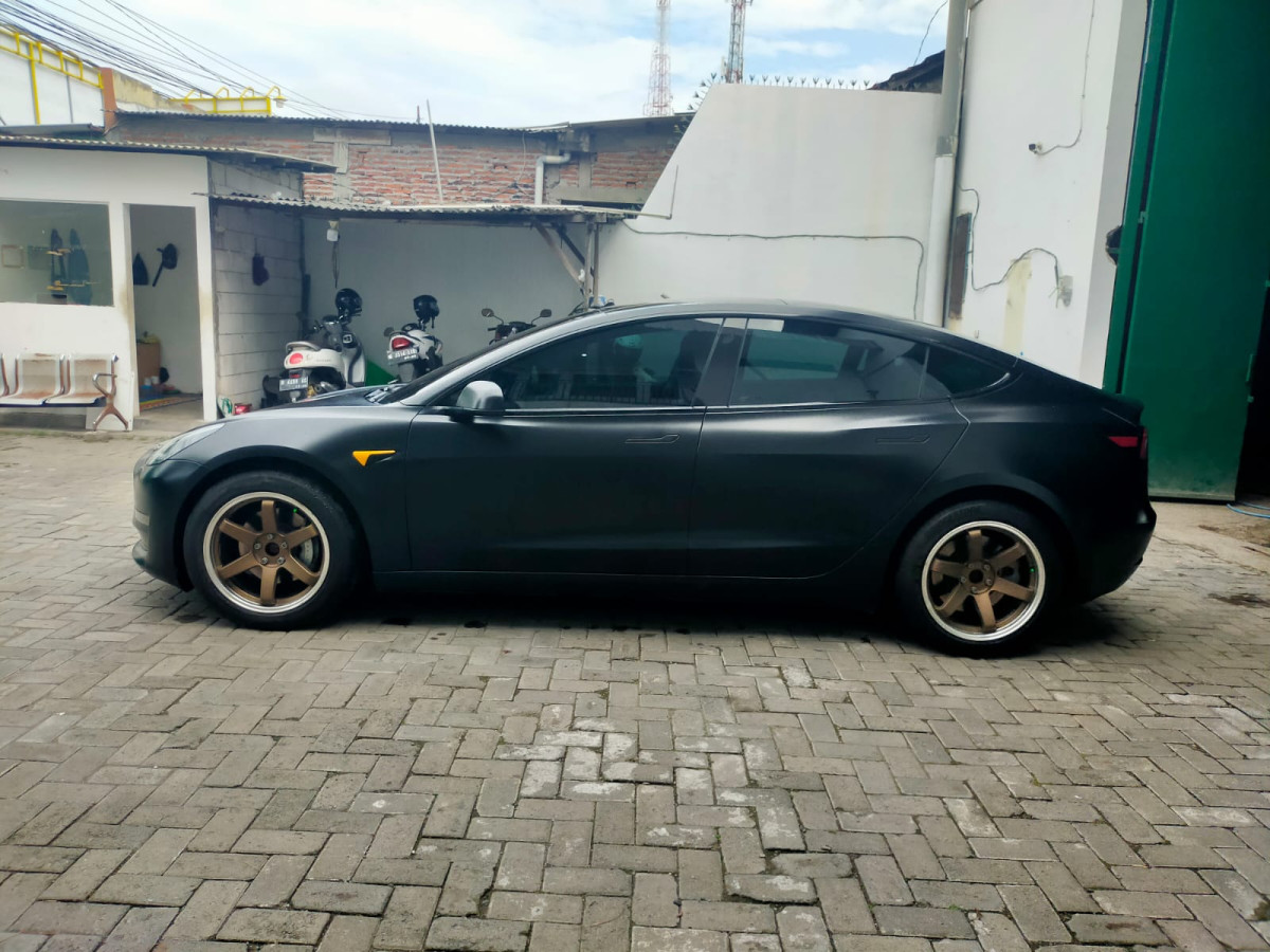TESLA  TESLA 3