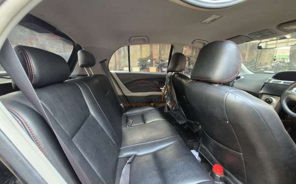 TOYOTA YARIS E
