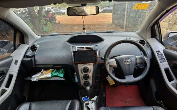 TOYOTA YARIS E
