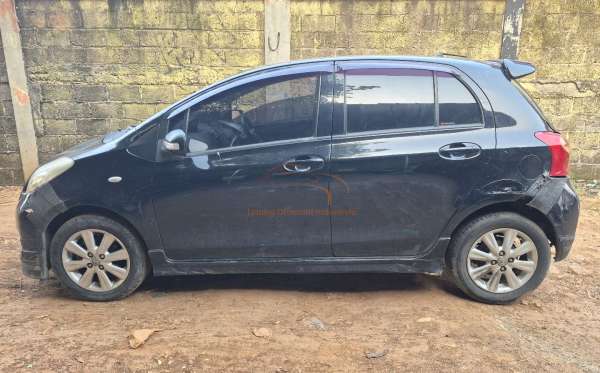 TOYOTA YARIS E