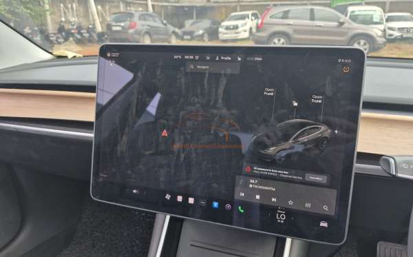 TESLA  MODEL 3