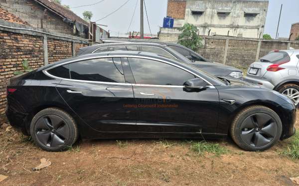 TESLA  MODEL 3