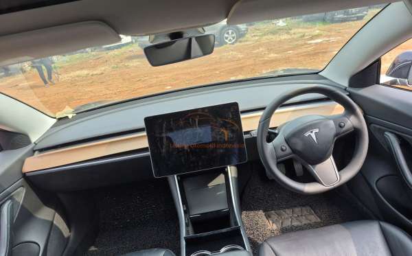 TESLA  MODEL 3