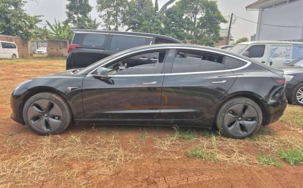 TESLA  MODEL 3