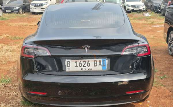 TESLA  MODEL 3
