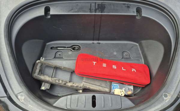 TESLA  MODEL 3