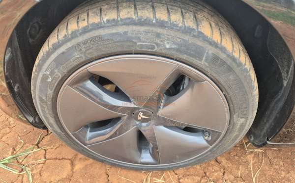 TESLA  MODEL 3