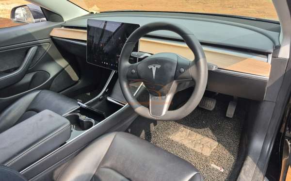 TESLA  MODEL 3