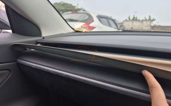 TESLA  MODEL 3