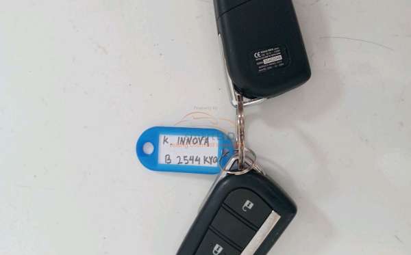 TOYOTA INNOVA 2.0 V