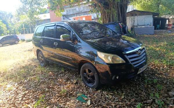 TOYOTA INNOVA E