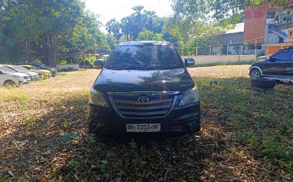 TOYOTA INNOVA E
