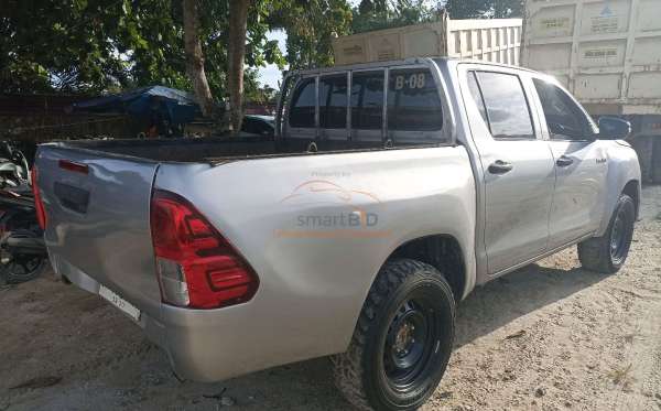TOYOTA HILUX 2.4 E