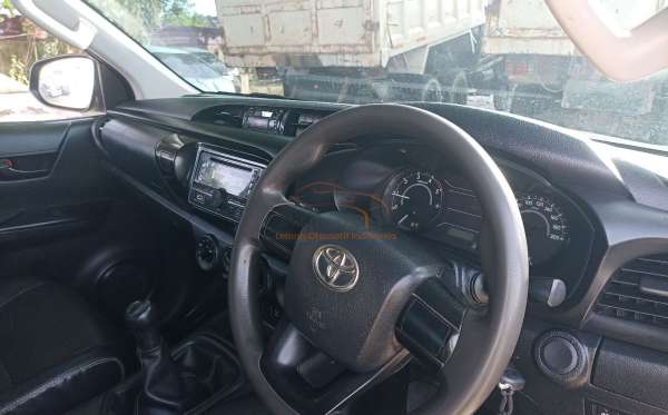 TOYOTA HILUX 2.4 E