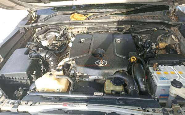 TOYOTA HILUX 2.4 E