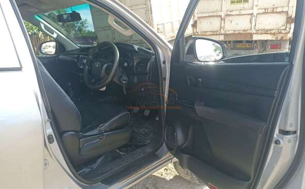 TOYOTA HILUX 2.4 E