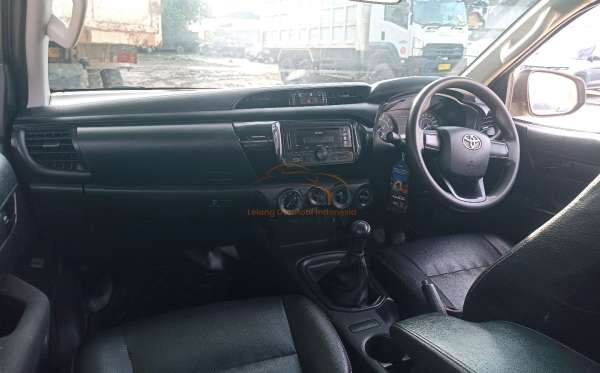 TOYOTA HILUX 2.4 E