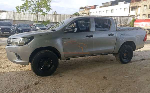 TOYOTA HILUX 2.4 E