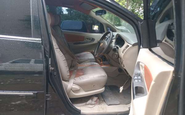 TOYOTA INNOVA G