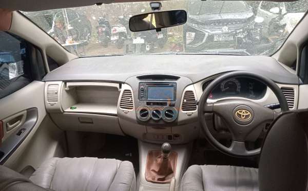 TOYOTA INNOVA G