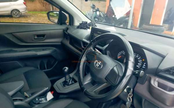 TOYOTA AVANZA
