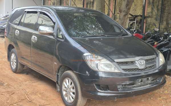 TOYOTA INNOVA E