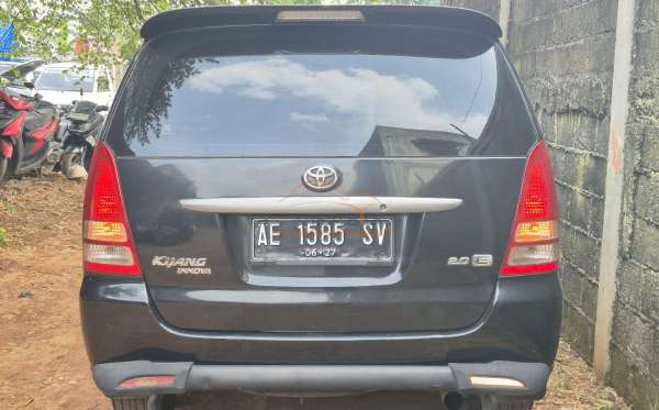 TOYOTA INNOVA E