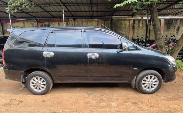 TOYOTA INNOVA E
