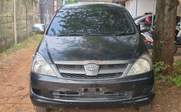 TOYOTA INNOVA E