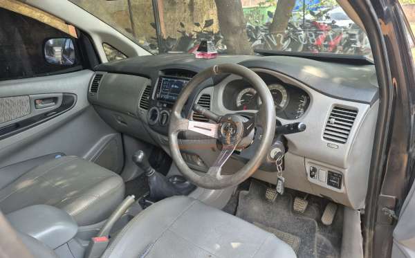 TOYOTA INNOVA E