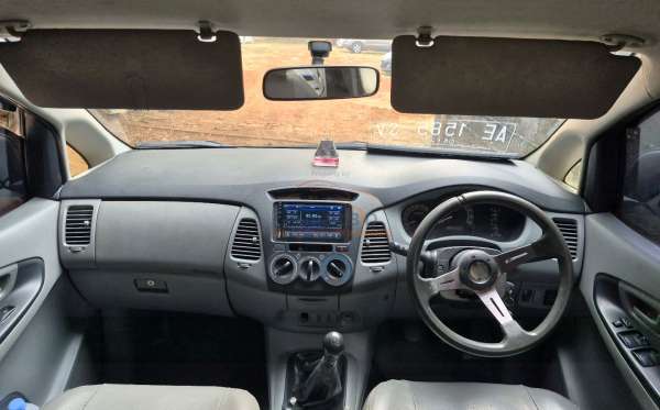 TOYOTA INNOVA E