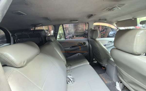 TOYOTA INNOVA E