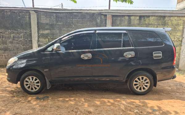 TOYOTA INNOVA E
