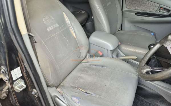 TOYOTA INNOVA E