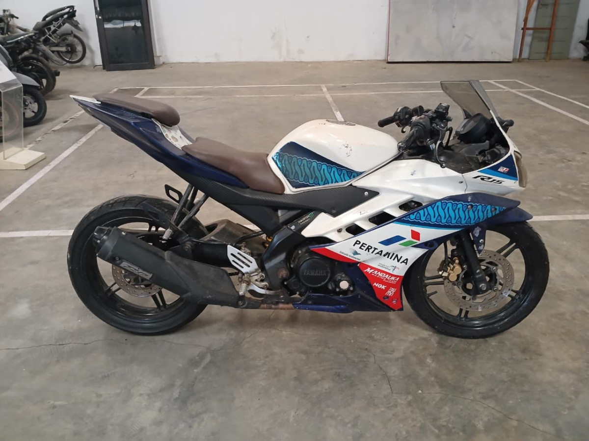 YAMAHA R15