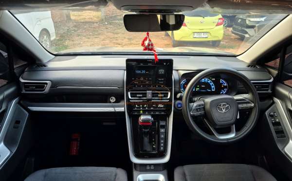TOYOTA INNOVA ZENIX V